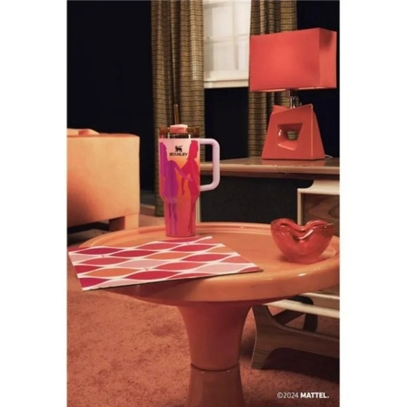🔹️Stanley 🔹️X Barbie™ ’60s Twist ’N Turn Quencher 40 Oz - Picture 7 of 8